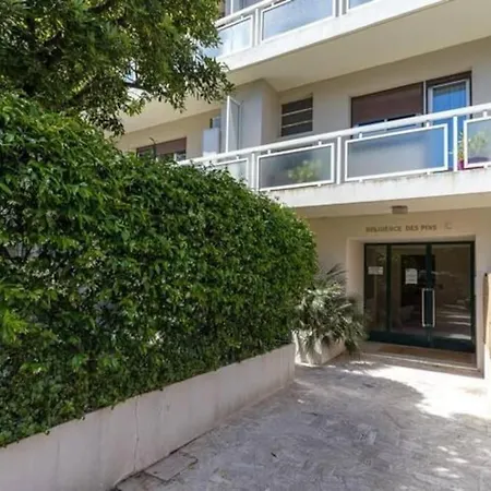 Les Pins Yourhosthelper